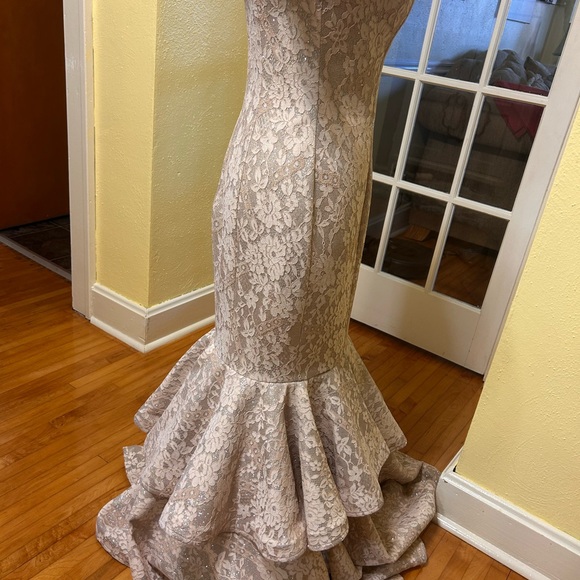 Elegant Lace Mermaid Gown - Picture 5 of 9